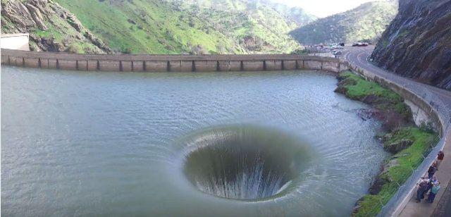 <p>Dolusavağa su aktığında oluşan ill&uuml;zyon g&ouml;r&uuml;nt&uuml;s&uuml; g&ouml;renleri etkilediği i&ccedil;in, delik hakkında acaba bir portal mı s&ouml;ylentileri &ccedil;ıkıyor.</p>

<p>&nbsp;</p>
