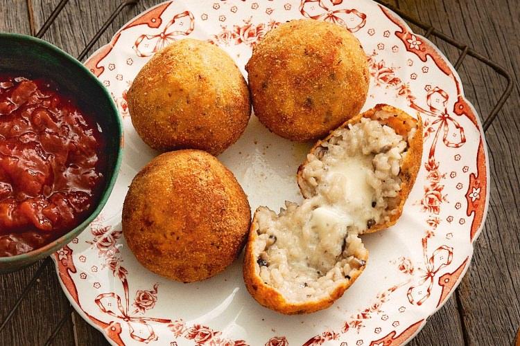 <p>Arancini </p>

<p>Ekmek kırıntısı, kaşar peyniri ve pirinçten oluşan Aracini, İtalya sokak mutfağının en özel lezzetlerinden biri...</p>
