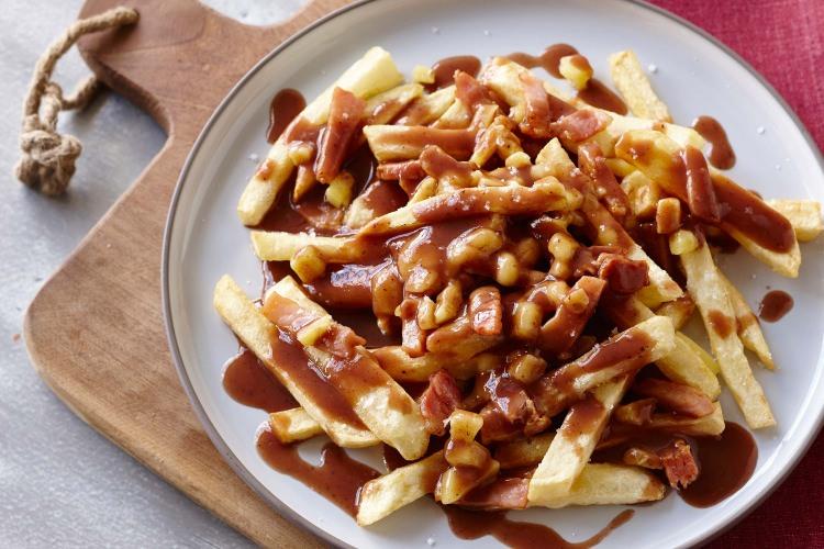 <p>Poutine</p>

<p>Salçalı sos, peynir ve patates kızartmasının bir araya getiren Poutine, Kanadalı sokak satıcılarının en çok sattıkları yemeklerden biri...</p>
