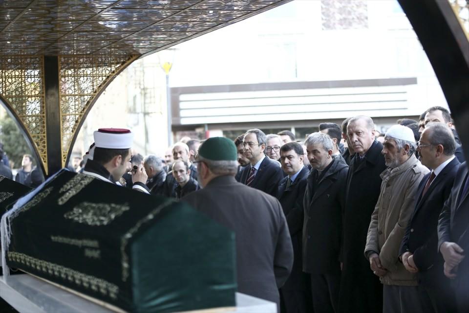 <p>Erdoğan, Tarabya'daki Huber Köşkü'nden ayrılarak Demir için ikindi vakti düzenlenen cenaze törenine katılmak üzere Sultanbeyli'deki Abdurrahmangazi Camisi'ne geldi. </p>

<p> </p>
