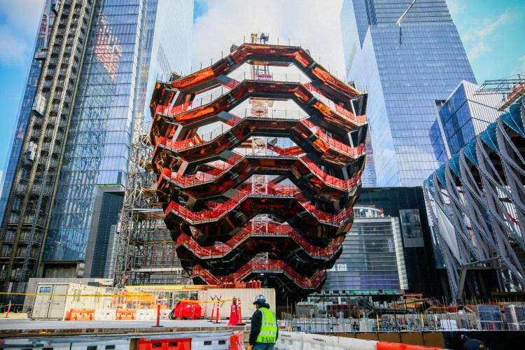 <p>ABD, New York, Vessel.</p>
<p>Birbirine geçen merdivenlerden oluşan 45 metre yüksekliğinde adeta metal bir heykel.</p>