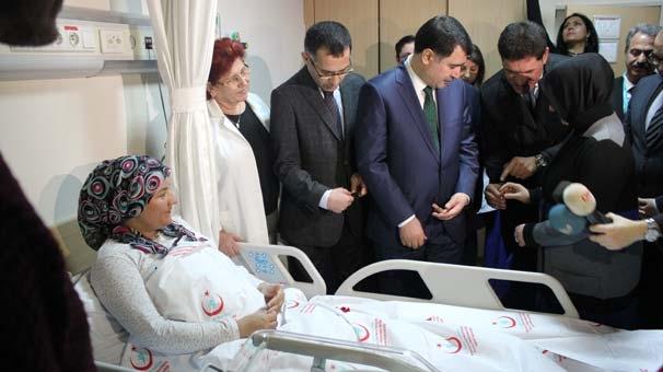 <p><strong>İstanbul</strong></p>

<p>İstanbul Valisi Vasip Şahin, yeni yılın ilk bebeklerinden birisi olan Esila bebeğe altın taktı.</p>
