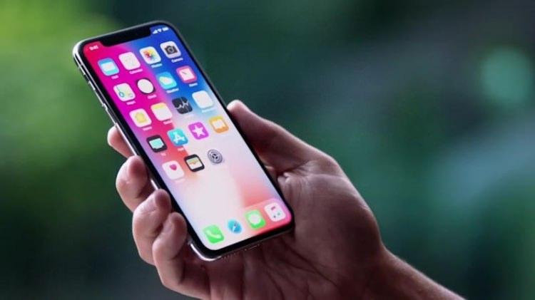 <p>Şirkete yakın kaynaklara dayandırılan iddialara göre, Apple'ın eylül ayında düzenlenecek lansmanının yıldızı 6.5 inç ekrana ev sahipliği yapacak iPhone XL olacak. Söz konusu model iPhone X gibi çerçevesiz bir kasaya ve Face ID yani yüz tanıma özelliğine ev sahipliği yapacak. Yeni modellerin OLED tedarikçisi ise yine Apple'ın en büyük rakibi Güney Kore merkezli Samsung olacak.</p>
<p> </p>