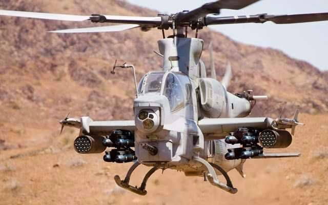 <p><strong>4. AH-1W Super Cobra (ABD)</strong><br />
<br />
Yüksek performans ve ateş gücünü küçük bir gövdeye sığdırmış nadir savaş helikopterlerindendir. ABD bu helikopterleri artık kullanmasa da, başta Türkiye olmak üzere bir çok ülkede kullanılmaktadır.</p>