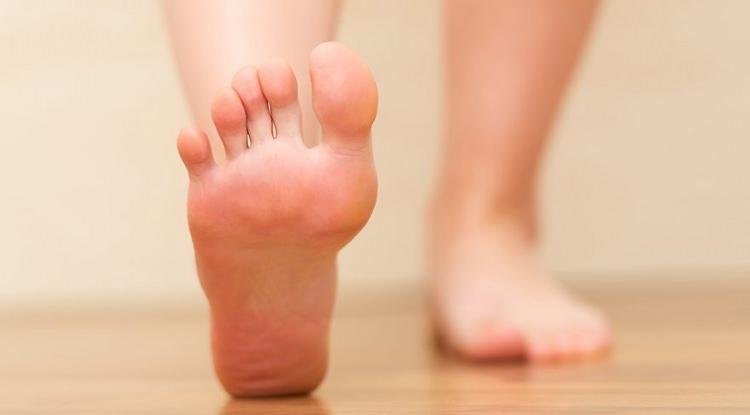 <p><strong>Ayaklarda şişlik</strong></p>

<p>Ayakların şiş olmasının nedeni genel olarak ödeme bağlanılsa da tiroitlerdeki sorunlardan dolayı da görülebilir. Hatta böbrekleriniz veya kalbinizle ilgili daha ciddi sıkıntılar bile olabilir.</p>
