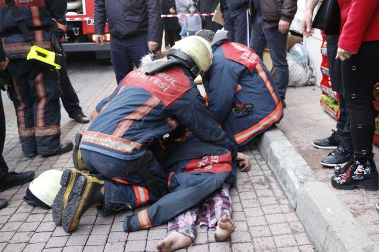 <p>Yangın sırasında evde Suriye uyruklu oldukları öğrenilen anne ve 3 çocuğu alevler arasında mahsur kaldı. </p>