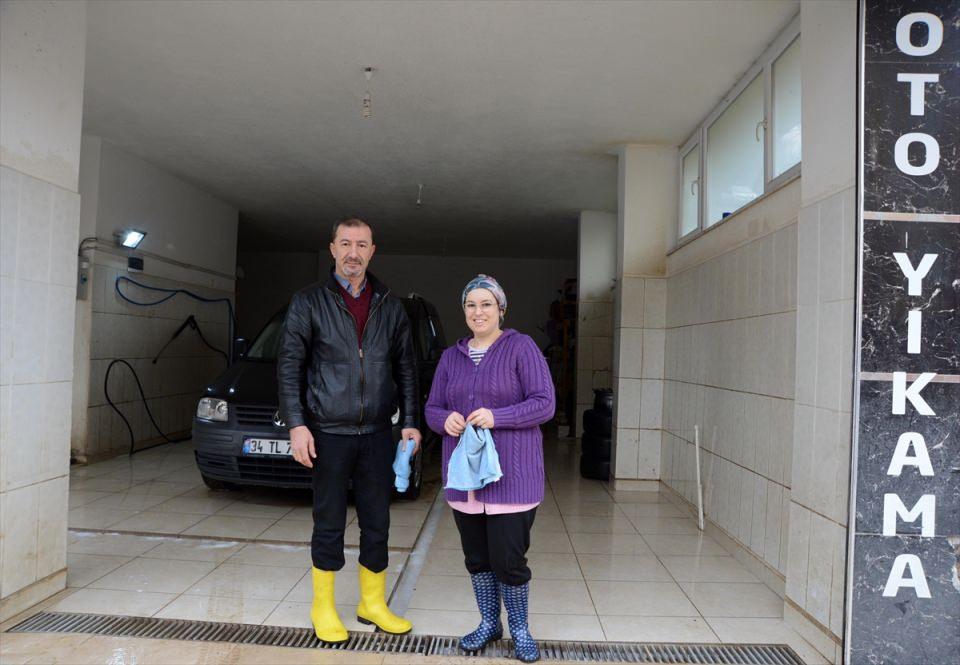 <p>Ordu'da eşiyle oto yıkamacılığı yapan üç çocuk annesi Döndü Karademir, araçları daha temiz yıkadığı için müşterilere yetişmekte zorlanıyor.</p>