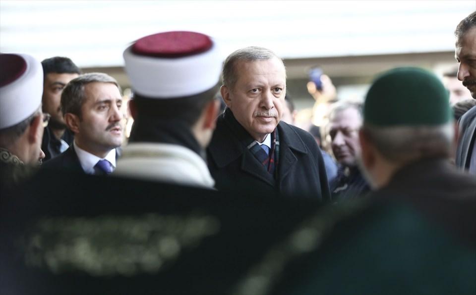 <p>Erdoğan, cenaze namazının ardından camiden ayrılırken, kendisine sevgi gösterisinde bulunan vatandaşları selamladı, bazı vatandaşlarla da sohbet etti. </p>

<p> </p>
