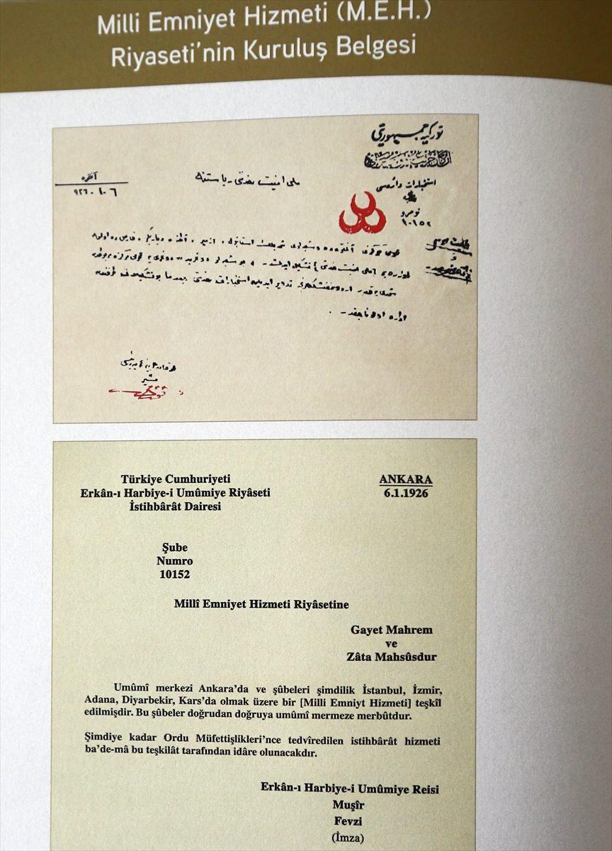 <p>Türk istihbarat tarihinin değişik dönemlerine ait bazı doküman ve görsellerin yer aldığı kitapçığın ismi, kapağa Türkçe ve Osmanlıca yazıldı. Kitapçık, ilgililere "çok gizli" ibareli zarfla gönderildi. </p>

