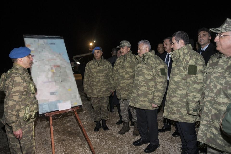 <p>Başbakan Yıldırım, Eğirdir ilçesinde bulunan komutanlığın Karaburun Eğitim ve Tatbikat Alanı'nda, Milli Savunma Bakanı Nurettin Canikli, Genelkurmay Başkanı Orgeneral Hulusi Akar ile Kara Kuvvetleri Komutanı Orgeneral Yaşar Güler, Deniz Kuvvetleri Komutanı Koramiral Adnan Özbal ve Hava Kuvvetleri Komutanı Orgeneral Hasan Küçükakyüz tarafından karşılandı.</p>
<p> </p>