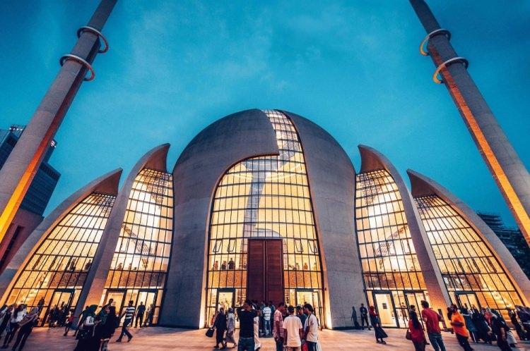 <p>Diyanet İşleri Türk İslam Birliğinin (DİTİB) inşa ettiği, modern mimarisi ile dikkat çeken Köln Merkez Camii, ziyaretçi akınına uğruyor.</p>
