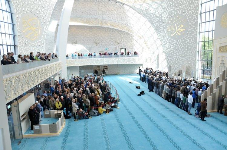 <p>Ziyaretçilerin memnun ayrıldığını aktaran Aşıkoğlu, "Gerek Müslüman, gerekse diğer dinlerden olsun camiyi ziyaret edenler en çok caminin iç süslemelerinden çok etkilendiklerini ifade ettiler." dedi.</p>
