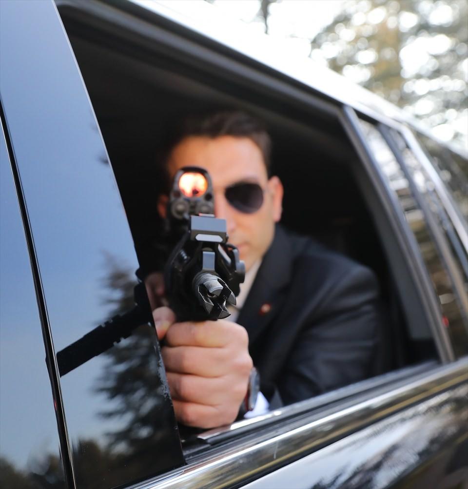 <p>MPT-55, yarı otomatik ve tam otomatik olmak üzere iki atış modu taşıyor. Silahın etkili menzili 400, maksimum menzili de 3 bin 600 metreye ulaşıyor.</p>
<p> </p>