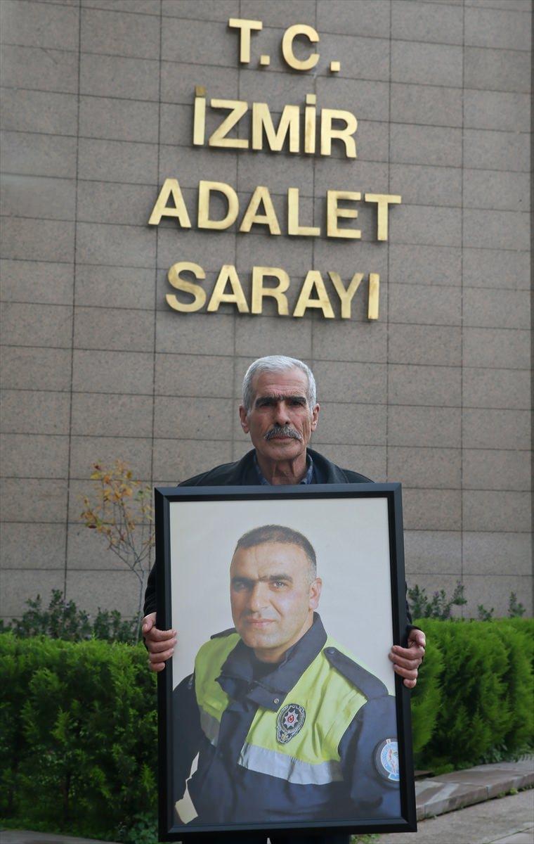 <p>İzmir Adliyesi önünde geçen yıl 5 Ocak’ta yaşanan terör saldırısında gösterdiği kahramanlıkla Türk halkının gönlünde ölümsüzleşen Fethi Sekin’i şehadetinin yıl dönümünde anan arkadaşları, portresiyle objektifin karşısına geçti.<br />
<br />
Fethi Sekin'in babası Mehmet Zeki Sekin</p>