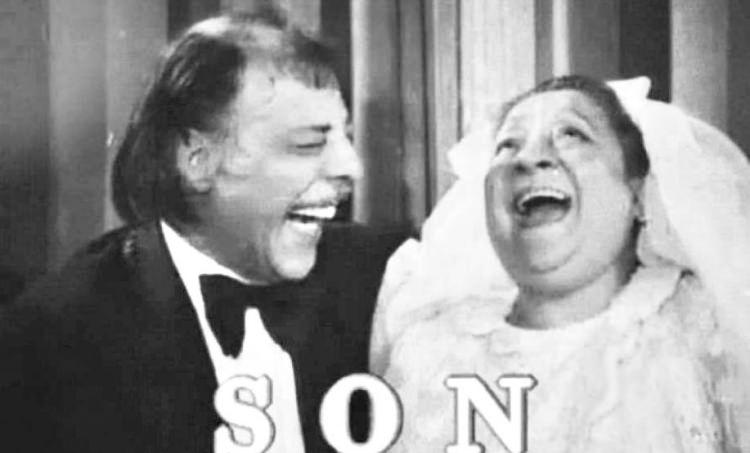 <p>80'li yılların başında herhangi bşr filmde rol almayab Özkul, 1987 yılında TRT'de yayınlanacak "Uzaylı Zekiye" adlı dizi için kamera önüne geçti. </p>