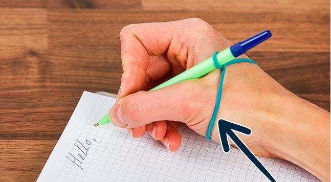 <p>Çocuğunuz kalem tutmakta zorlanıyorsa ona basit bir lastikle yardımcı olabilirsiniz. </p>

