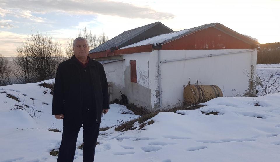 <p>Astro Cumali uzay gözlem evi adını verdiği, Türkiye'nin köyde kurulan kişiye özel ilk gözlem evi olan, 12 yıl önce açılan gözlem evinin ilgisizlik nedeniyle 5 yıldır atıl vaziyette olduğunu belirten Cumaittin Turap, "İsviçre'den özel getirdiğim teleskoplarla kendi memleketimde kurduğum gözlem evim malesef ilgisizlik nedeniyle 5 yıldır atıl vaziyette. Burası bugünün parasıyla yaklaşık 600 bin TL'ye mal oldu. Her şeyimi buraya harcadım. İlgisizlikten üzülüyorum. Teleskopları satın almak isteyenler var ancak satmıyorum. Öğrenciler ve öğretmenler gelip uzay merakıyla ilgili tüm bilgileri buradan bakabilir. Valilik, milli eğitim ve üniversiteden böyle bir talep gelirse gözlemevini açacağım. Aksine sahip çıkan olmazsa açmayı düşünmüyorum" dedi.</p>