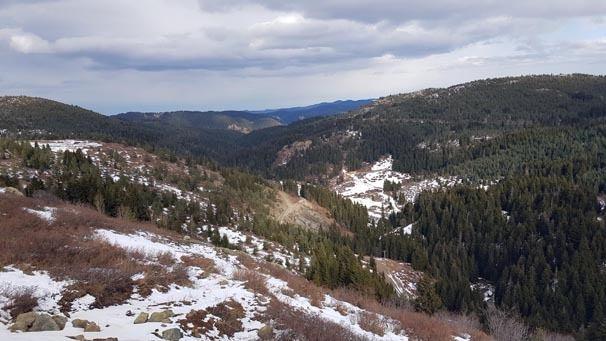 <p><strong>OPERASYONA 'KOMANDO ANDI' İLE ÇIKIYORLAR</strong></p>

<p>Ordu'da komandolar, Giresun-Sivas sınır bölgesinde sıfırın altında 7 derece soğuk havada, karla kaplı ormanlarla yaylalarda çetin kış koşullarına karşı terörist arıyor. Fatsa Jandarma Asayiş Komando Bölüğü komandoları, 'komando andı' ile operasyona çıkarken, teröristlerin yayla evlerinden erzak çalmalarının önlenmesi içinde yoğun güvenlik tedbirleri alıyor. </p>

