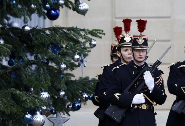 <p>Cumhurbaşkanı Recep Tayyip Erdoğan, resmi temaslarda bulunmak için gittiği  Fransa'nın başkenti Paris'te Elysee Sarayı'nda Fransa Cumhurbaşkanı Emmanuel Macron tarafından resmi törenle karşılandı.</p>

