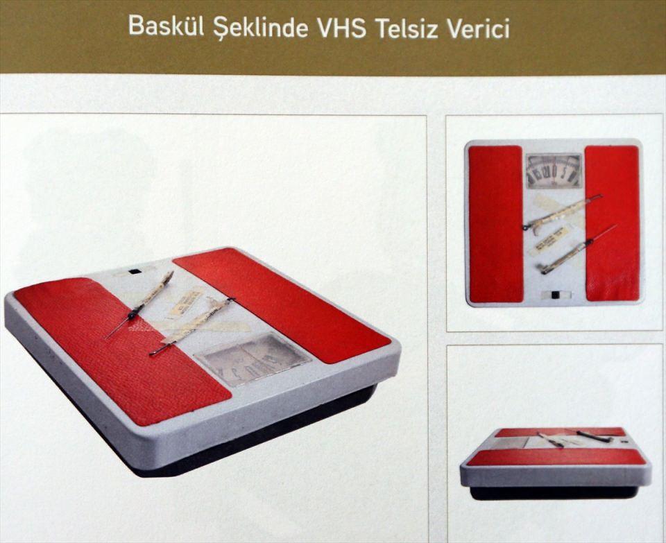 <p>Sergilenen nesnelerle istihbaratın stratejik öneminin daha iyi anlaşılması amaçlandı, 90 nesneyle ilgili hikayeler de söz konusu istihbari faaliyetin "gizlilik derecesi" izin verdiği ölçüde kitapçıkta sunuldu.</p>
