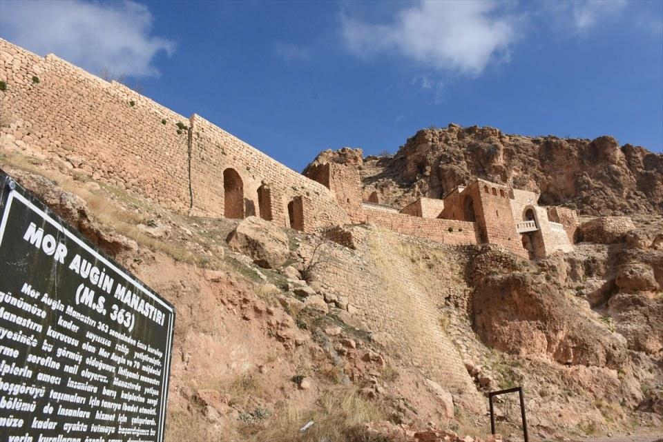 <p>Mardin'in Nusaybin ilçesi Bagok Dağı yamacında, milattan sonra 363 yılından önce yapıldığı tahmin edilen ve genel görünümüyle Sümela Manastırı'nı andıran Mor Evgin (Augin) Manastırı, keşfedilmeyi bekliyor.</p>