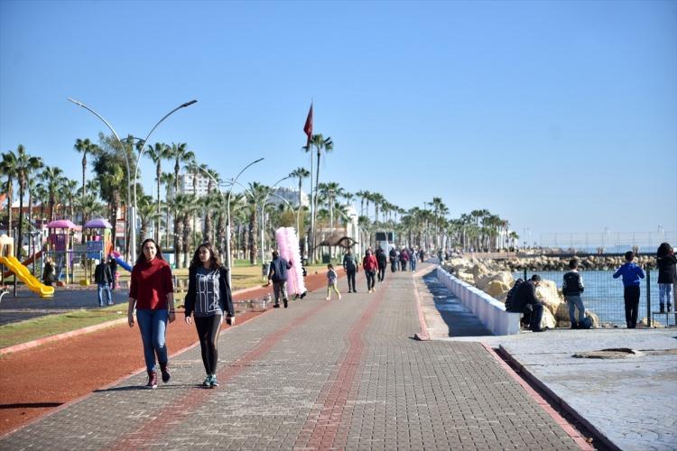 <p>Vatandaşlardan bazıları sahili baştan başa kaplayan palmiyelerin altında piknik yaparken, bazıları da yürüyüş yapıp balık tutarak tatilin tadını çıkardı.</p>
