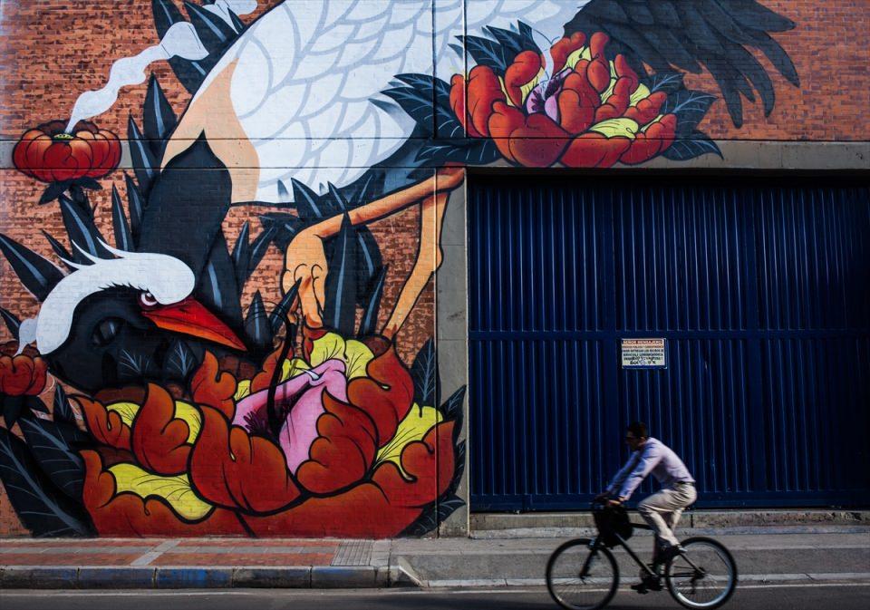 <p>Kolombiya’nın başkenti Bogota’daki grafiti çalışmaları rengarenk görüntüleriyle vatandaşların ilgi odağı oluyor. Grafiti çalışmalarına 13 Kolombiyalı sanatçının yanısıra Brezilya, Peru, Meksika, Fransa ve ABD gibi ülkelerden de sanatçılar katıldı.</p>

<p> </p>
