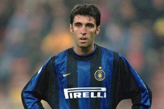<p><strong>Hakan Sükür<br />
<br />
Galatasaray'dan Inter'e<br />
<br />
6,50 mil. €</strong></p>
