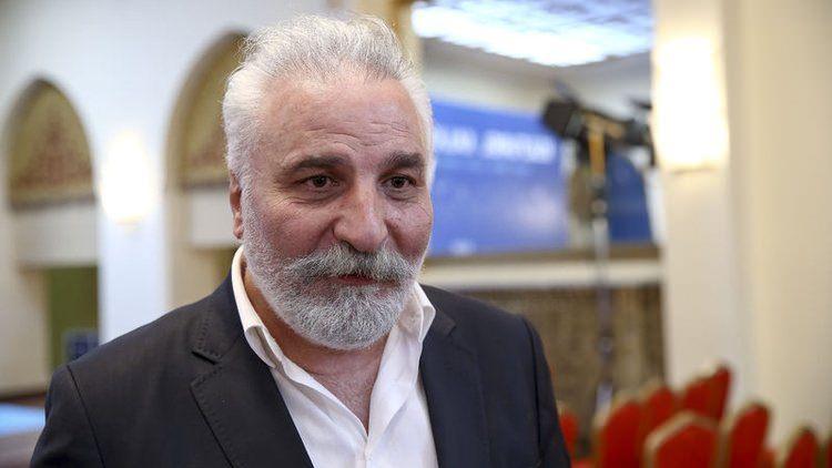 <p><strong>Hasan kaçan:</strong> Yeni seneniz hayırlara vesile olsun...<br />
Hayat bir rüya...<br />
Zaman da bir rüya...<br />
Başlar toprağa değdiğinde güzel uyanmaklar nasib olsun...</p>