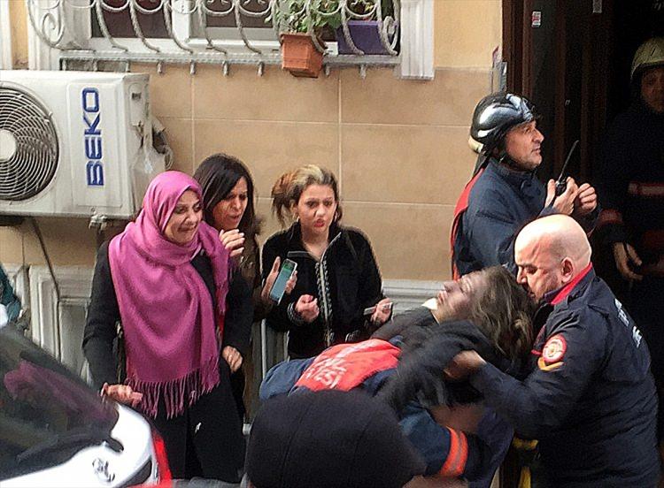 <p>Anneye kalp masajı yapıldığı sırada bir itfaiye eri de bebeği severek sakinleştirmeye çalıştı. İtfaiye erinin bebek üşümesin diye kendi montuna sardığı görüldü. </p>