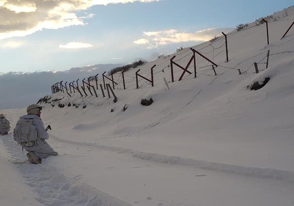 <p>Teröristlerin kışı boş yayla evlerinde geçirme planına karşı komandolar arazi arama-tarama faaliyetini sürdürürken, zırhlı araçlardanda yayla evleri termal kameralarla kontrol altında tutuluyor. </p>