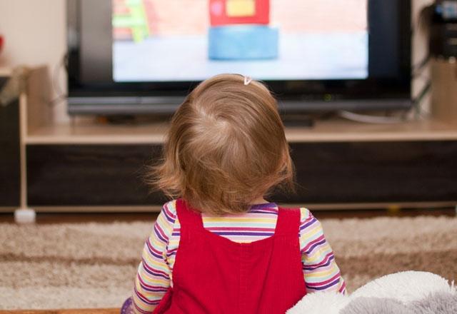 <p>Çocuk odasında kesinlikle televizyon bulundurmayın. Aksi halde çocuğunuz uyku vaktinde sizden gizli televizyon açabilir. Bu nedenle evdeki televizyon, ortak bir alanda durmalıdır.</p>
