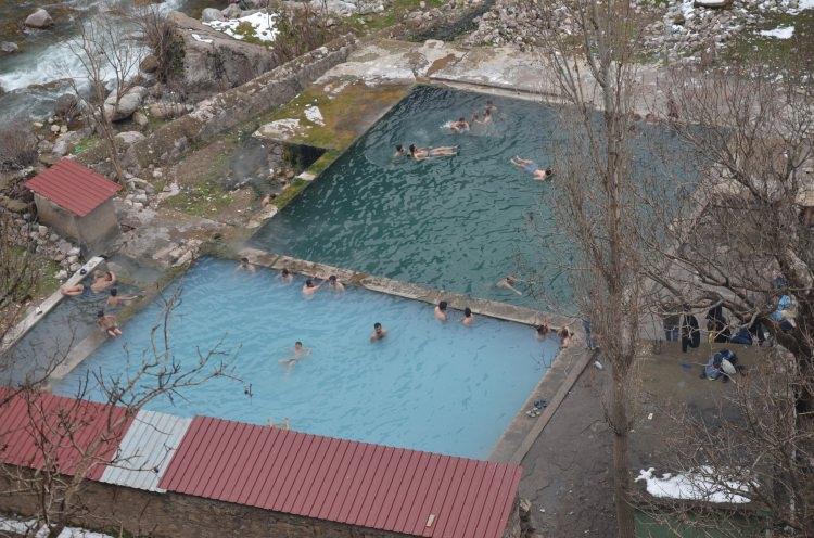<p>Şırnak&rsquo;ın Beyt&uuml;şşebap il&ccedil;esinde 2850 rakımlı Kato Dağı eteklerindeki Ilıcak k&ouml;y&uuml;nde bulunan Z&uuml;mr&uuml;t Kaplıcaları, dondurucu soğuklara rağmen vatandaşların akınına uğruyor.</p>

<p>&nbsp;</p>
