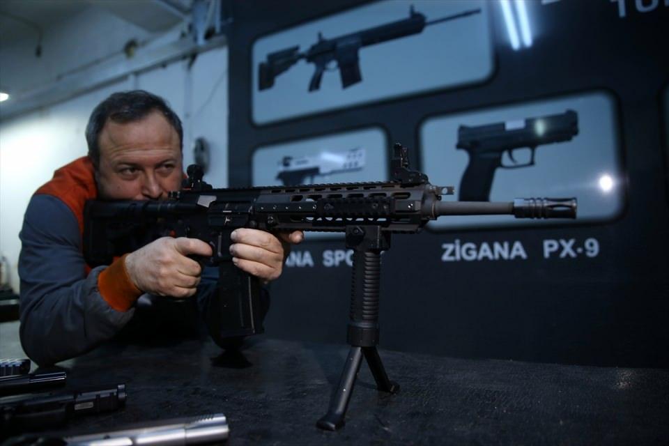 <p><strong>"Yüzde yüz yerli, bütün parçalarını biz üretiyoruz"</strong></p>

<p>Alemdaroğlu, milli savunmada yerli üretimi desteklemek amacıyla yürüttükleri Ar-Ge çalışmaları kapsamında 10,5, 14,5 ve 16 inç namlu boyuna sahip piyade tüfeği ile 7,62x51 milimetre mermi atan piyade tüfeği prototipi hazırladıklarını söyledi.</p>
