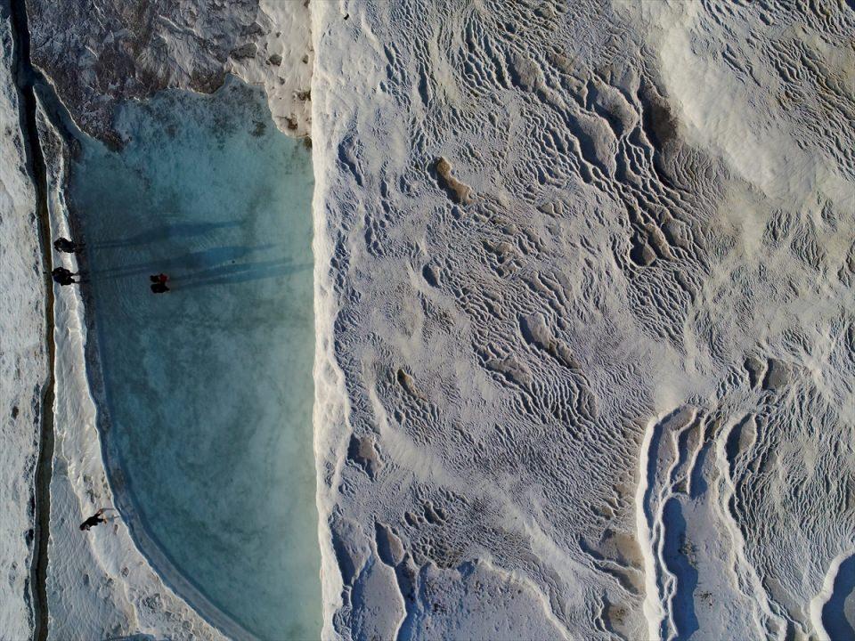 <p>Hazreti Meryem'in rahatsız olan gözünü iyileştirdiği de rivayet edilen termal su için Mısır Kraliçesi Kleopatra'nın Hierapolis'e geldiği rivayet ediliyor.</p>
<p> </p>