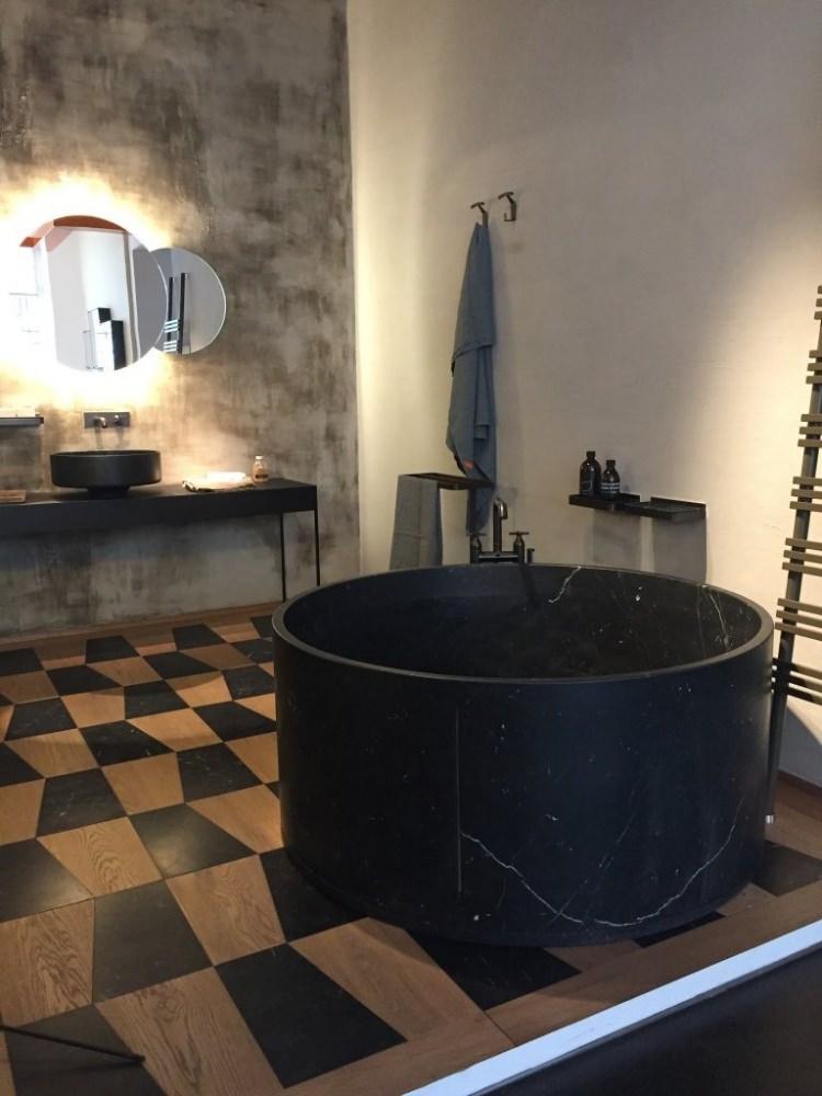 <p>Banyolar ise İskandinav trendlerine uygun dekore edilecek. Osmanlı motifleri ve sedirlerini de sık sık göreceğimiz banyolarda koyu yeşil, kahverengi ve kömür rengi seramikler göz dolduracak.</p>

<p> </p>

