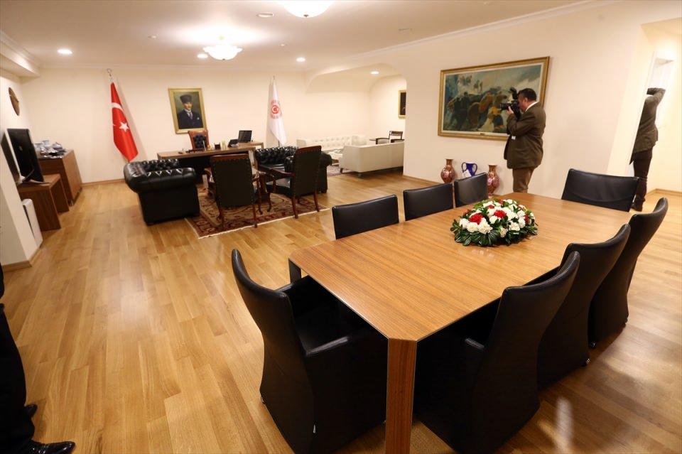 <p>Yeni makam odasındaki eşyaların tümünün eski olduğunu vurgulayan Kumbuzoğlu, yeni odaya sadece, Birinci Meclisin Genel Kurulunda yer alan, hat sanatıyla "Emronulduğu gibi istişare edin" yazılı tablonun replikasının asıldığını belirtti. </p>

<p> </p>
