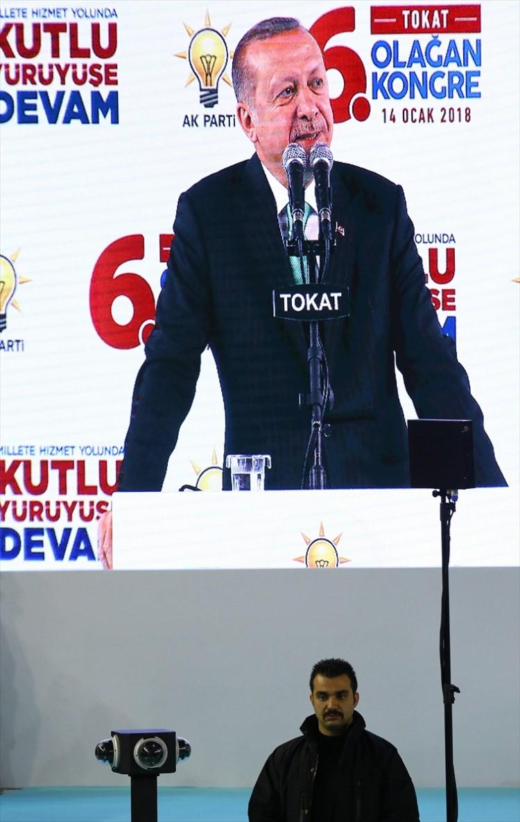 <p>Cumhurbaşkanı ve AK Parti Genel Başkanı Erdoğan'ın konuşma yaptığı platformun yanına yerleştirilen 360 derece açıyla salondan görüntü alabilen özel güvenlik kamerası da ilk kez bu kongrede kullanıldı.</p>