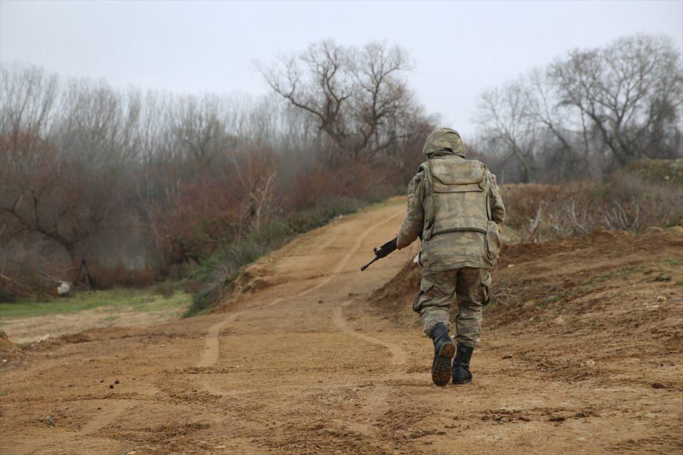 <p>Bulgaristan tarafının tamamen tel çitle kaplı olması, Yunanistan'da ise 13 kilometrelik alanda tel çit bulunması kaçakların daha çok bu sınıra yönelmesine yol açıyor. </p>