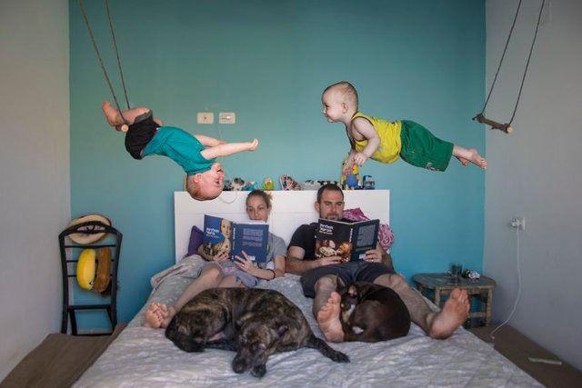 <p>Fotoğrafçı Guy Vainer ikiz çocukları ve karısıyla birlikte birbirinden eğlenceli fotoğraflar çekiyor.</p>
<p> </p>