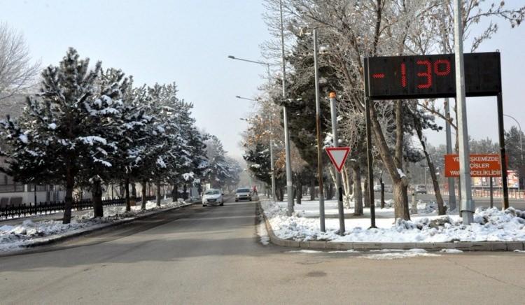 <p>Erzurum'da bu sabah saatlerinde ise termometreler eksi 13 dereceyi gösterdi. Kırağı tutan ağaçlar kartpostallık görüntüler oluşturdu. </p>
<p> </p>