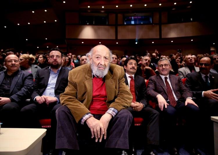 <p>Üsküdar Belediye Başkanı Hilmi Türkmen de Güler'in fotoğraflarında hayatın içinden birçok duygunun yer aldığını vurgulayarak, "Onun objektifinden yansıyanlar bazen yorgun bir şehri, bazen çetin bir mücadeleyi, bazen tükenmez bir umudu ve bazen de sadece mutluluğu anlatır." dedi.</p>
