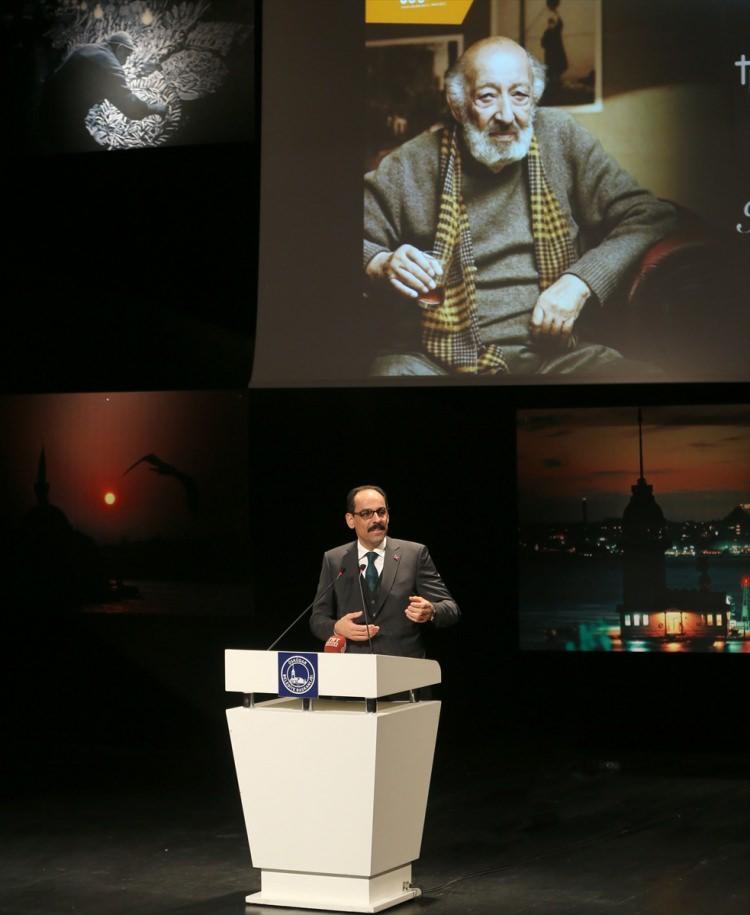 <p>"İstanbul'un hikayesini anlatıyor"</p>

<p>İbrahim Kalın, Ara Güler'in hikaye anlatan fotoğraflar çektiğine işaret ederek, "İstanbul'un hikayesini anlatıyor, Afrodisyas'ın, Dali'nin, Picasso'nun hikayesini anlatıyor. Bu, hakikaten bizim üzerinde çok kafa yormamız gereken bir şey. Çünkü biz hikayeleri, masalları olan bir coğrafyanın çocuklarıyız. Biz büyük hikayeleri, masalları, destanları olan bir milletiz ama bugün hikaye anlatmayı unuttuk. Eskiler buna tahkiye sanatı derdi, hikaye anlatma sanatı. Hikayelerimizi unuttuk. Düşünün, Binbir Gece Masalları'ndan Leyla ile Mecnun'a, Yusuf ile Züleyha'ya, Mem u Zin'e, onlarca hikayeye kadar. Bunlar bizi var eden tasavvurumuzu inşa eden büyük hikayeler, anlatılar ve bunlar yüzlerce yıla yayılmış, inşa edilmiş, her nesil tarafından üretilmiş hikayeler." şeklinde konuştu.</p>
