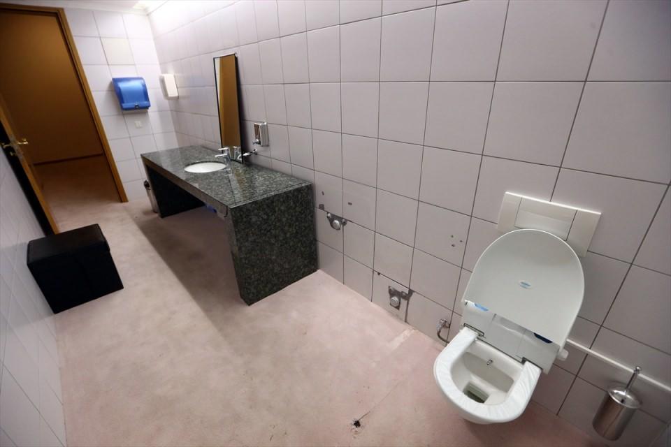 <p> Odalarda bir tuvalet, lavabo ve zaman zaman mescit olarak da kullanılan soyunma odaları mevcuttur. Yeni oda için yeni ve lüks bir masraf yapmadık. 'Çok lüks masraflarla abdesthaneler yapıldığı' şeklindeki haberler bizi üzüyor. </p>
