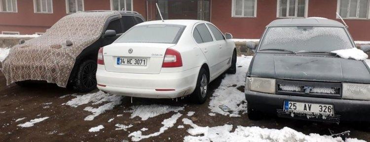 <p>Sabah işe gitmek isteyenler, araçlarını çalıştırmakta güçlük çekti. Kirpik ve saçları dahi donduran soğuklar nedeniyle bölge sakinleri yürümede bile zorluk çekti.</p>
<p> </p>