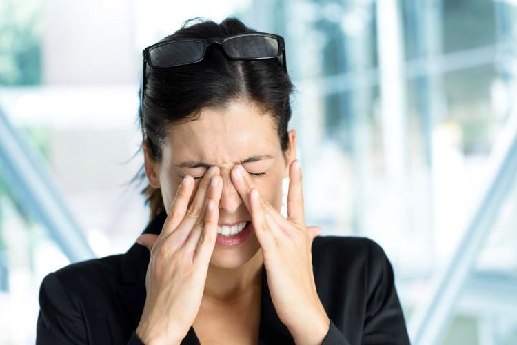 <p>Göz zarının ısınmasıyla birlikte meydana gelen kaşınma hissi, gözlerde ağrıya neden olmaktadır. Eğer sizinde gözleriniz ağrıyorsa ve yanıyorsa, uygulayabileceğiniz bu yöntemle şikayetlerinizden kurtulabilirsiniz. <strong>İşte göz ağrılarını geçiren o yöntem....</strong></p>
