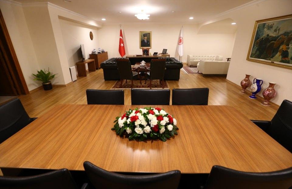 <p>Kumbuzoğlu, yapılan değişikliğin, Mecliste görev yapan kavasların kullandığı geniş oda ile oturumu yöneten başkan veya başkanvekiline tahsis edilen makam odasının yer değiştirilmesinden ibaret olduğuna işaret ederek, kavasların kullanımına verilen ve tavanında çökme yaşanan odanın yapısının güçlendirildiğini söyledi. </p>

<p> </p>
