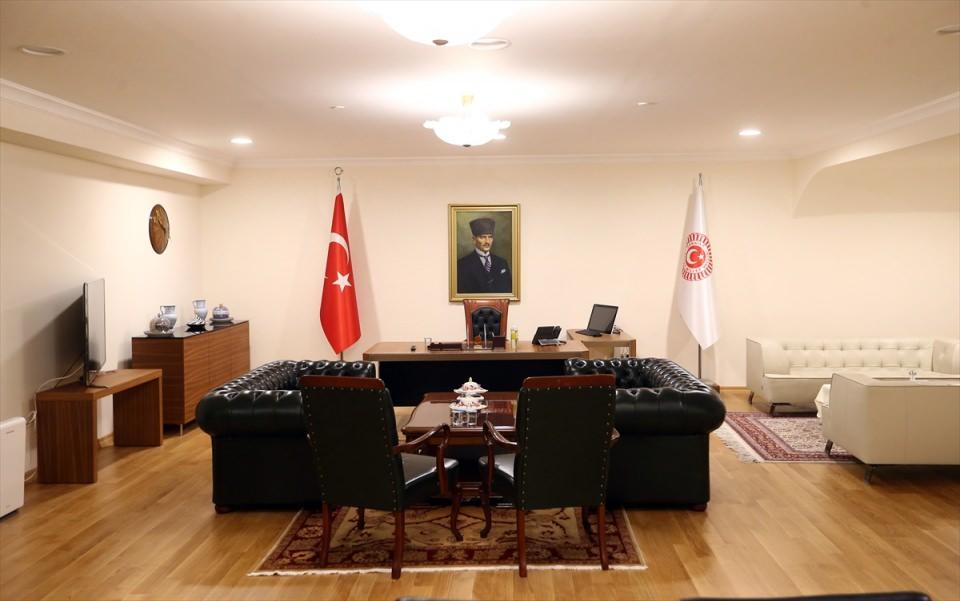 <p>Meclisteki sığınakların da en son teknolojik yöntemlerle Acil Afet Yönetmeliği'ne uygun şekilde elden geçirildiğini, Genel Kuruldan tahliye noktalarının mevcut olduğunu anlatan Kumbuzoğlu, 24 saat hizmet verecek acil durum ekibinin de hazırlandığını kaydetti. </p>

<p> </p>
