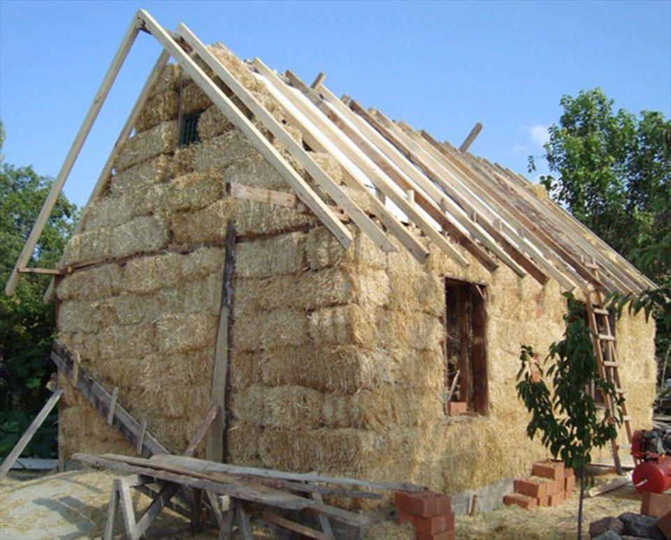 <p>Kütahya'nın Domaniç ilçesinde yaşayan çift, ısınma sorunu yaşadıkları 150 metrekare büyüklüğündeki apartman dairesinden vazgeçerek 9 yıldır 160 balya samandan yaptıkları evde yaşıyor.</p>