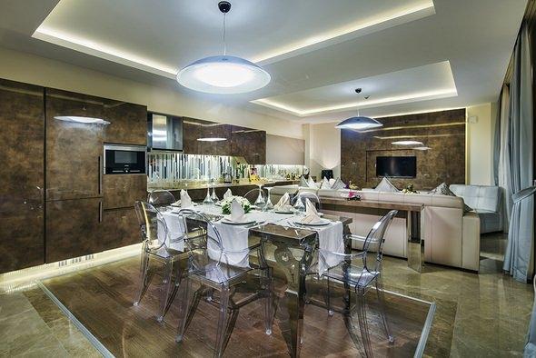 <p>Villa Bellis’te, 3 adet yatak odası bulunurken, soğuk havlu sunumundan meyve ikramına, minibarından snack ikramlara kadar tüm ihtiyaçlar karşılanıyor.</p>
